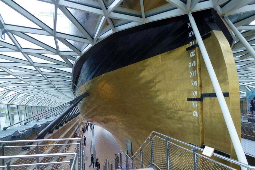 Capa protectora de metal Muntz en la popa del barco Cutty Sark