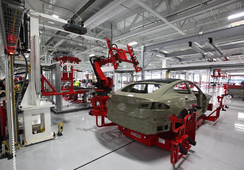 Robots en la producción de automóviles Tesla