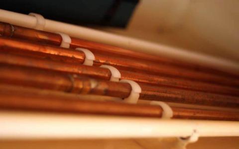 Tubo de cobre en una tubería de agua