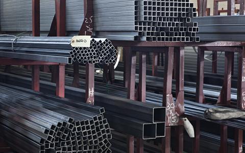 Tubo de hierro cuadrado para construcción, disponible en Alsimet