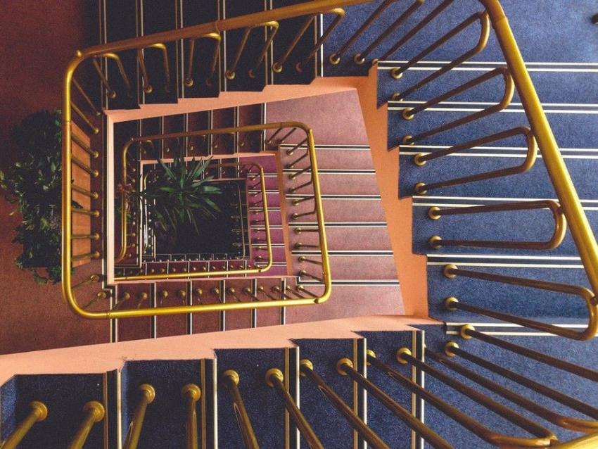 Escalera con tubo de latón en barandilla Escalera con tubo de latón en barandilla